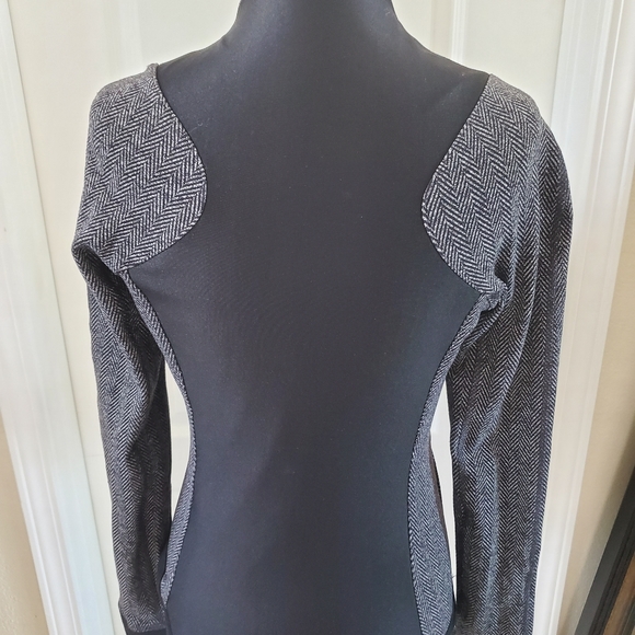 Lululemon black and grey zip up jacket - Picture 3 of 3